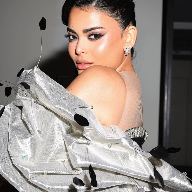 هل تُقلد النجمة أسماء جلال عارضة الأزياء كايلي جينر في اختيار تصاميم المجوهرات والأزياء؟