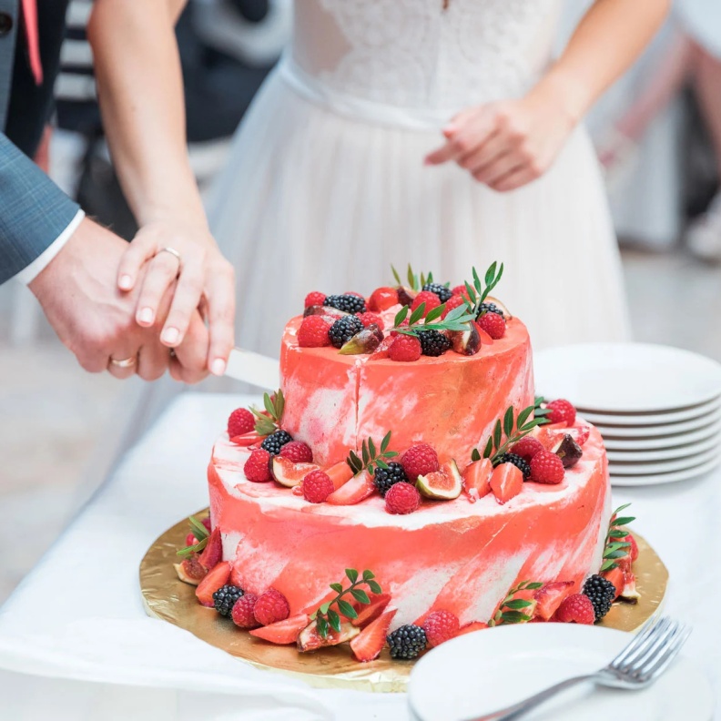 أفكار رائعة لكعكات الزفاف على شكل قبة