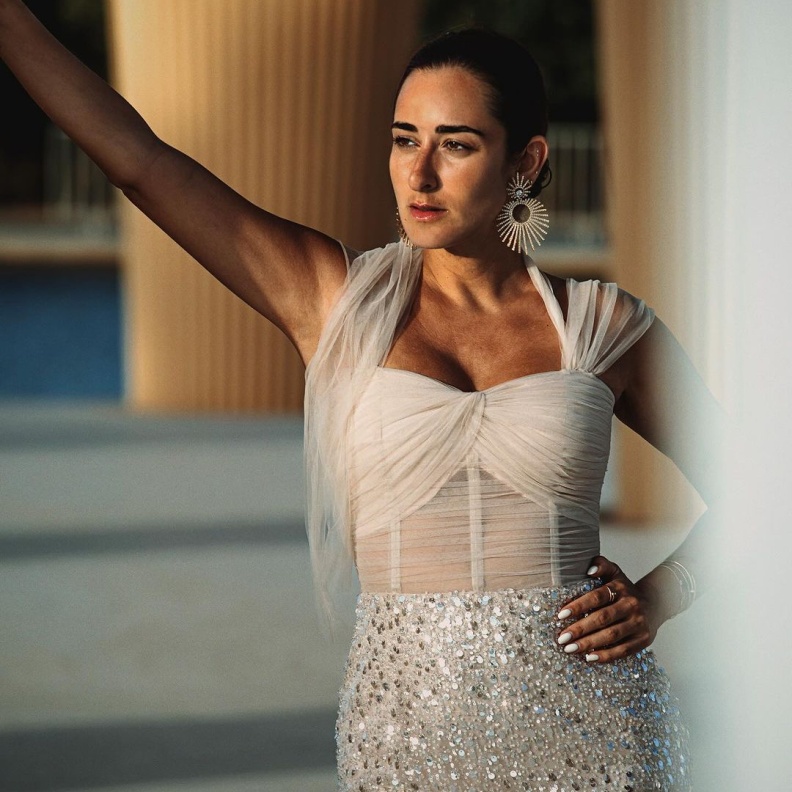 أمينة خليل نجمة فيلم " x مراتي" بتصاميم مجوهرات عصرية رائجة مع إطلالات الأبيض والأسود