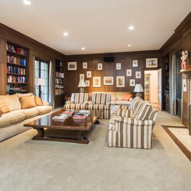 إحدى غرف المعيشة في القصر التاريخي في بيفرلي هيلز