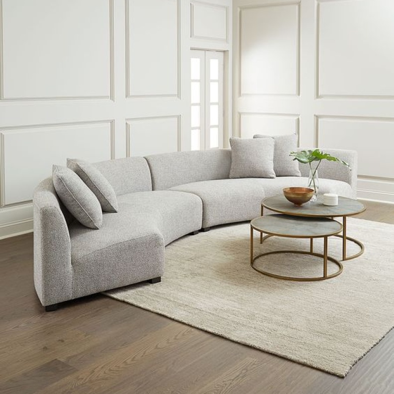 الأثاث المنحني  يخلق جوًا أكثر استرخاءً وجاذبية