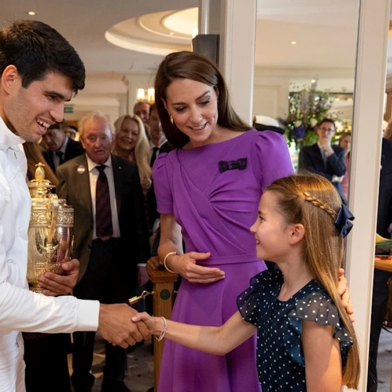 الأميرة كيت تقدم ابنتها للاعب ألكاراز الصورة من © Andrew Parsons - PA Images