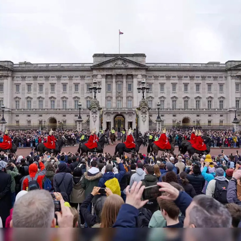 السماح لزوار قصر باكنغهام بدخول الغرفة المركزية