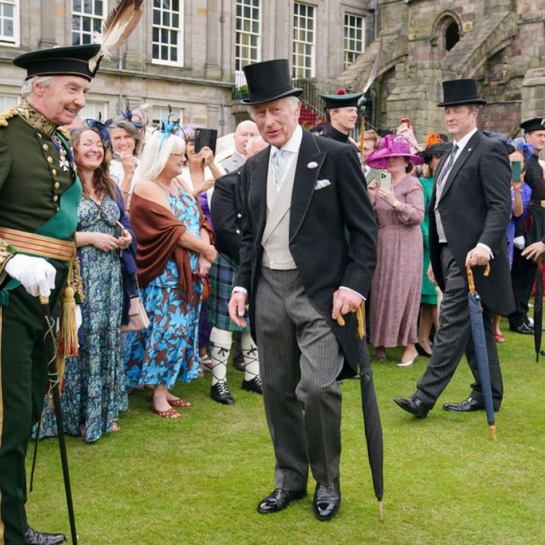 الملك تشارلز يستضيف حفل حديقة في قصر هوليرود