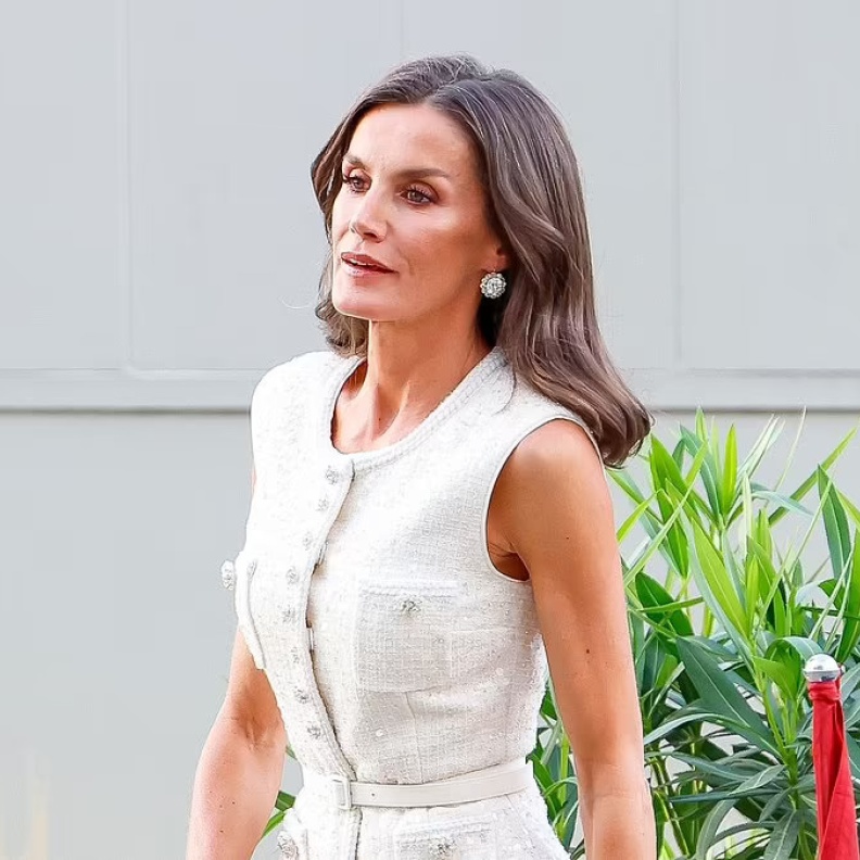 الملكة ليتيزيا بإطلالة بيضاء أنيقة في حفل جوائز الصحافة الدولية