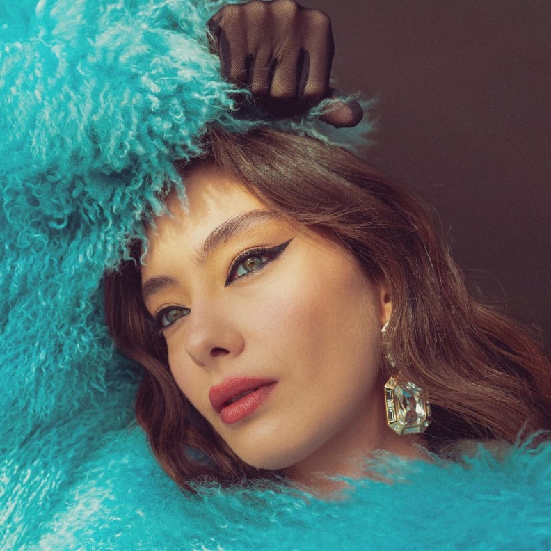 نسليهان أتاغول تختار تصاميم مجوهراتها الناعمة بعناية فائقة على مرّ السنوات