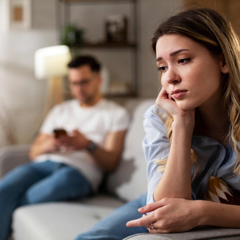 انعدام الأمان عند المرأة سبب شعورها بالتعاسة