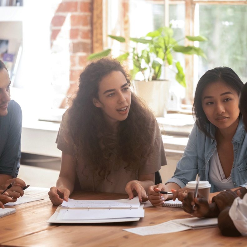 تطوير مهارات الاستماع طريقك لتكوني محاورة ومتحدثة لبقة