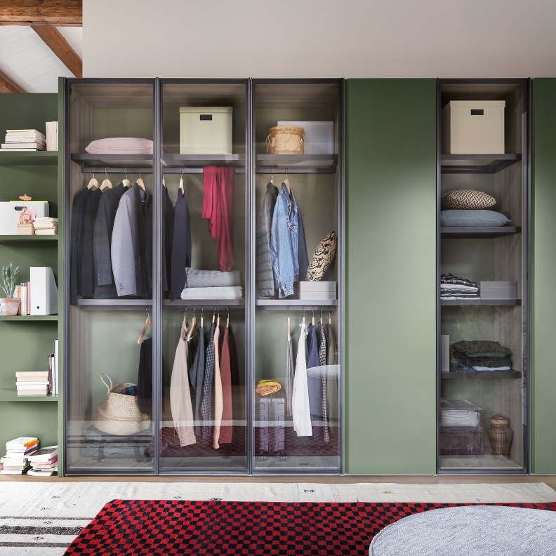 خزانة ملابس بأبواب زجاجية شفافة
