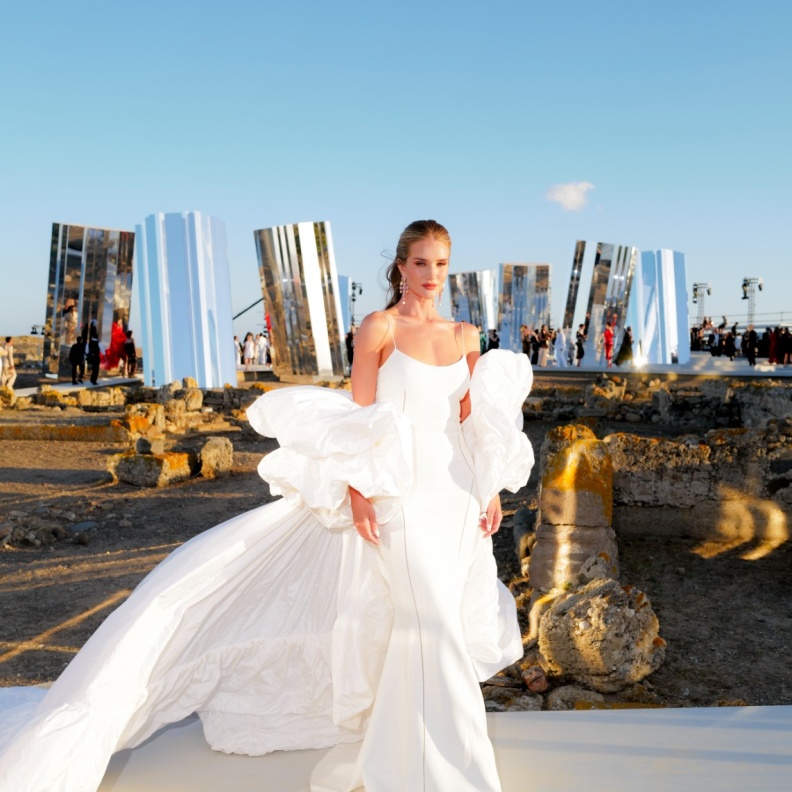 نجمات العالم بتصاميم مجوهرات مُبهرة في عرض أزياء دار Dolce & Gabbana