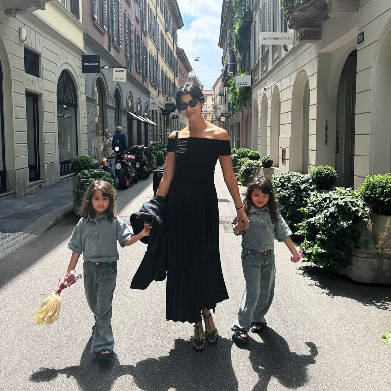 ريم السعيدي مع ابنتيها