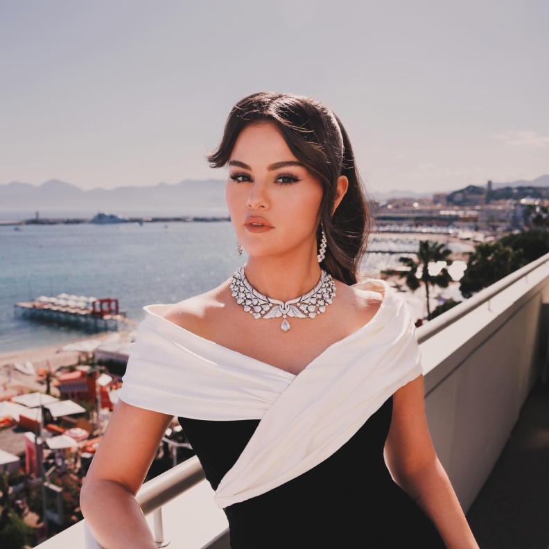 سيلينا غوميز بقطع مجوهرات عصرية رائجة