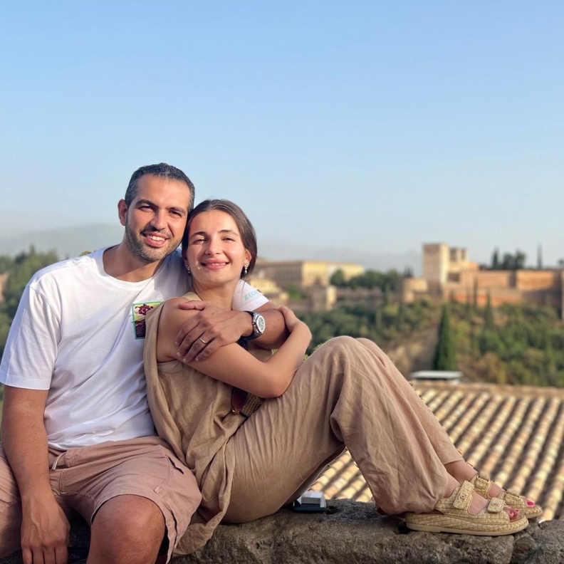 شام الذهبي مع زوجها في اسبانيا