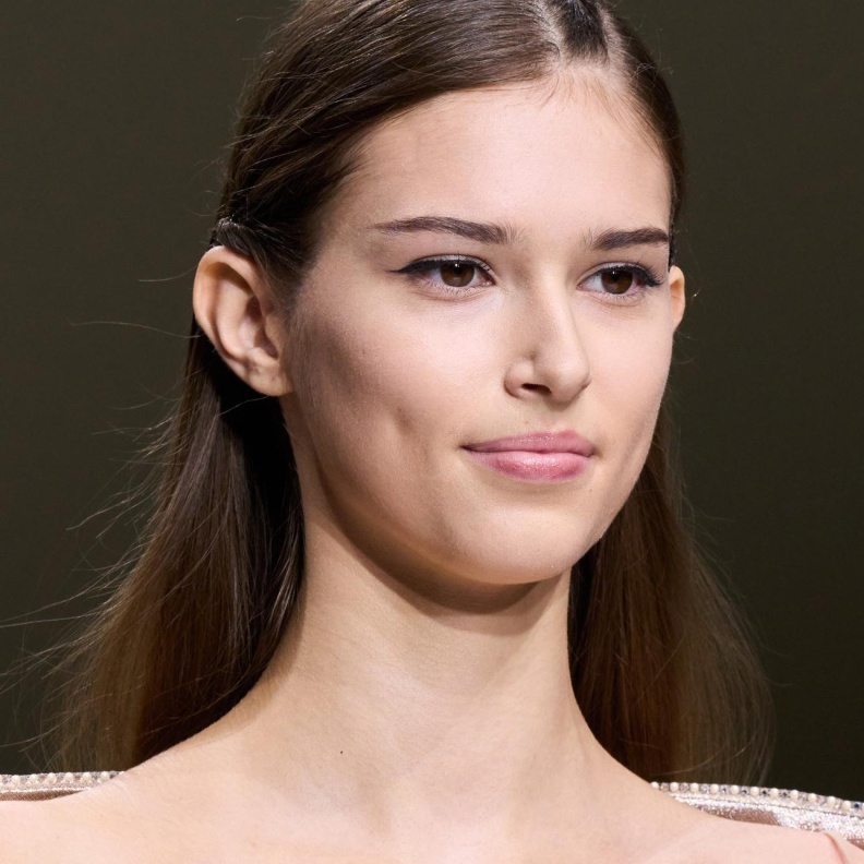 مع حافظي على جمالك الطبيعي وملامحكِ الجذابة بتضمين كوكتيل العناية بالبشرة ضمن الروتين الخاص بكِ