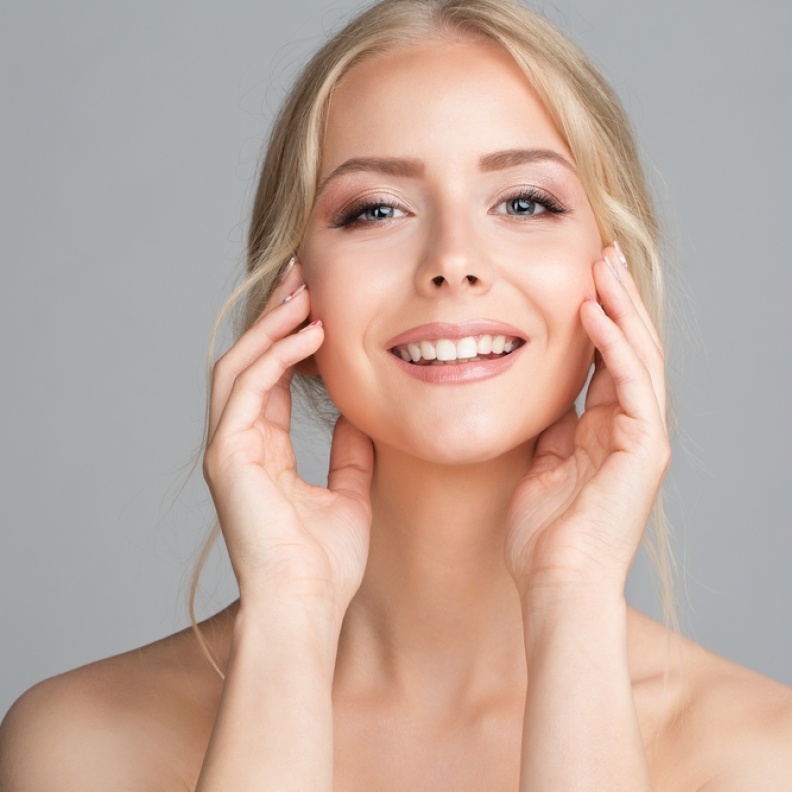 طبيبة أسنان تحذّر من 6 ترندات خطيرة على تيك توك