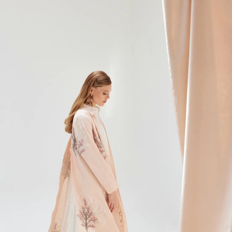 عباية كتان كاجوال من تصميم نور الظاهري