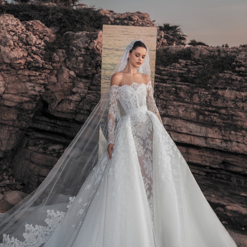 فستان زفاف دانتيل شفاف من مجموعة زهير مراد لربيع 2025