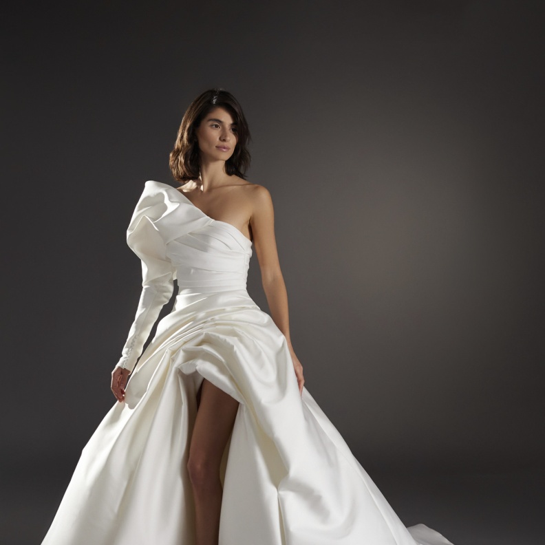 فيونكا على الأكتاف من دار Pronovias