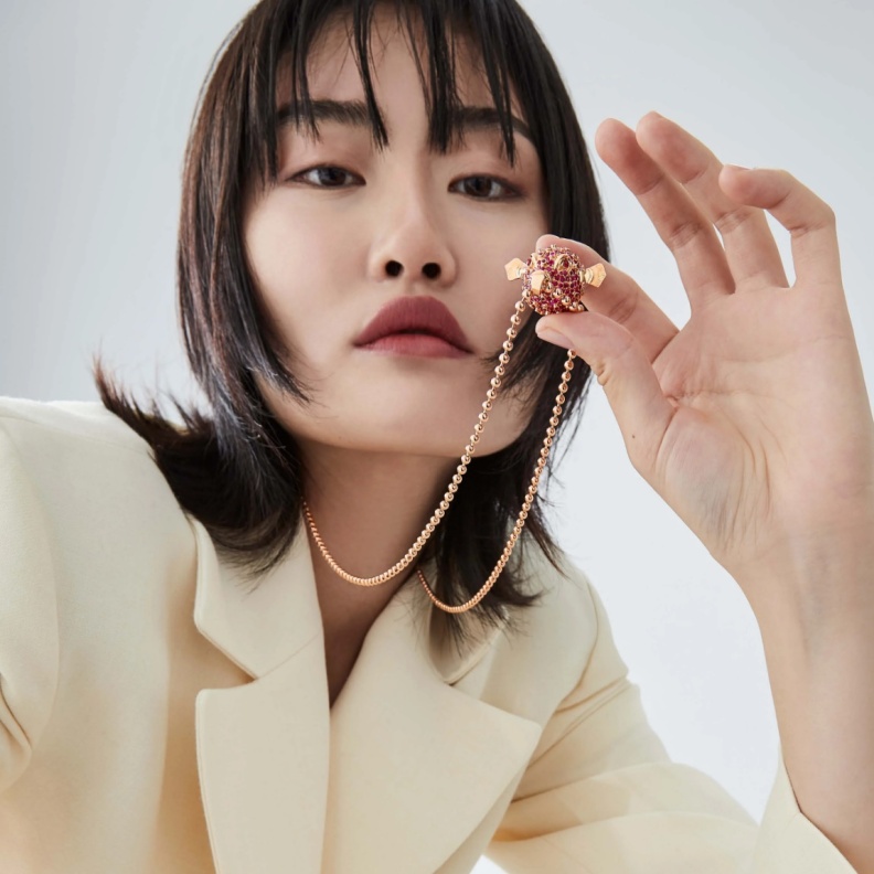 قلادة مرصّعة بالروبي من ستيفن ويبستر Stephen Wesbter