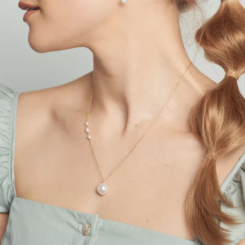 قلادة Baroque Pearl Drop من بوبي فينش Poppy Finch