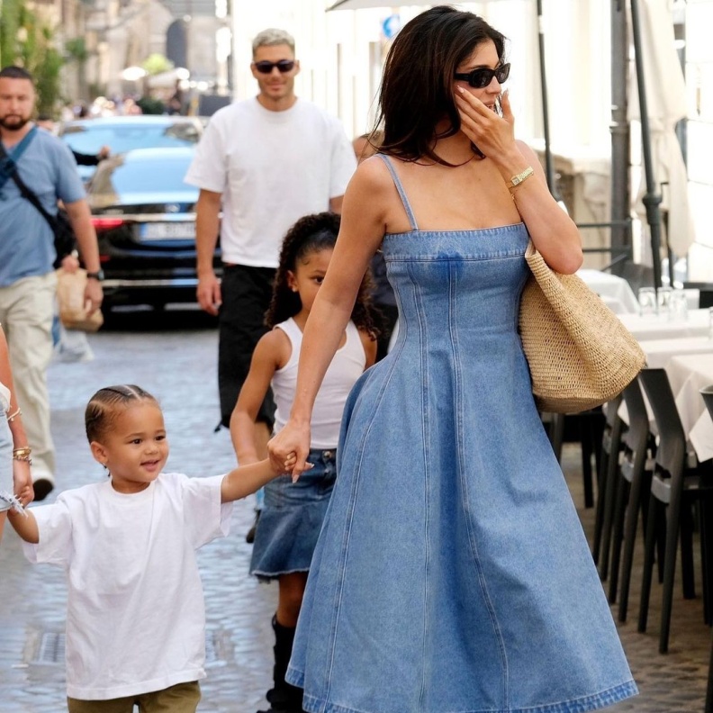 كايلي جينر تُعيد فستان الجينز إلى خارطة الموضة ومعه تنسق أجمل اطلالة صيفية