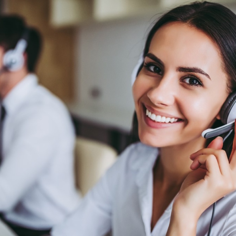 تعرفي على الاختلافات الرئيسية بين علاقات العملاء وخدمة العملاء وماهية كل منهما