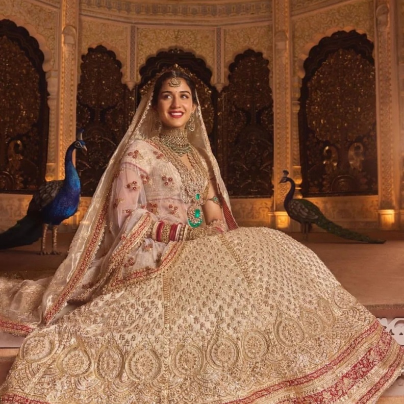 إطلالات مجوهرات نجمات بوليوود بين الثقافة الهندية والطابع العصري في حفل الزفاف الأسطوري لابن أغنى رجال آسيا