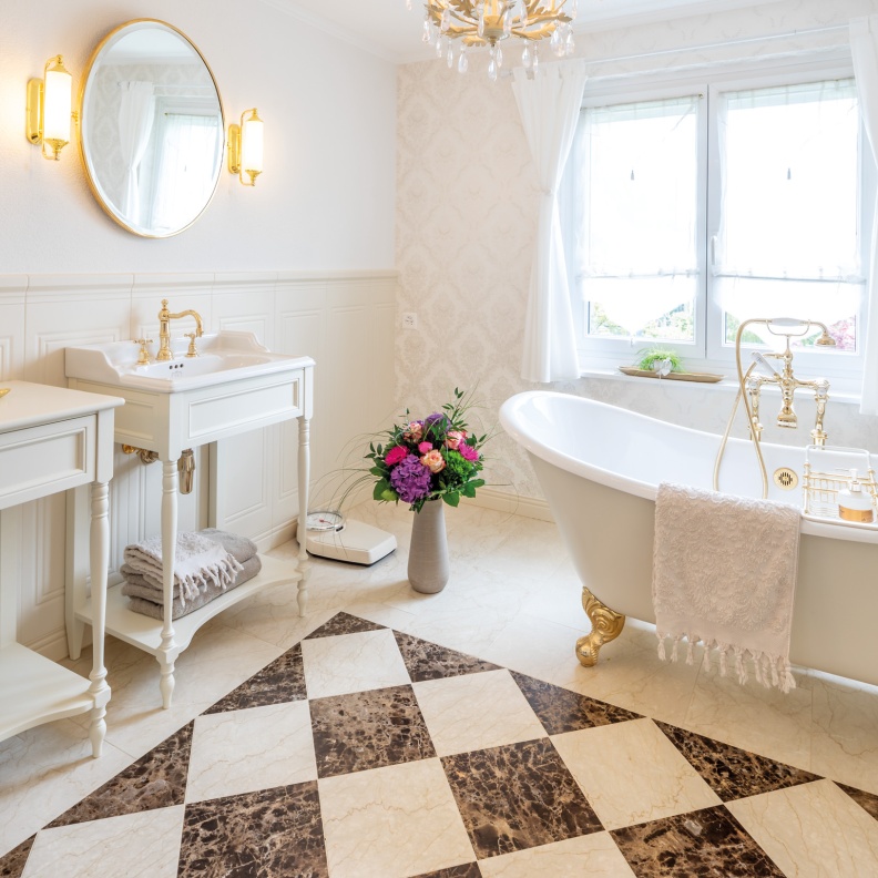 مزج القديم والجديد يمكن أن يضيف طابعًا مميزًا إلى أي مخطط، وخاصة الحمام