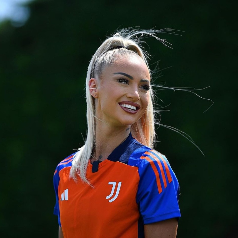 تتصدرهنّ اللاعبة السويسرية أليشا ليمان.. أشهر 5 لاعبات كرة قدم على "انستغرام"