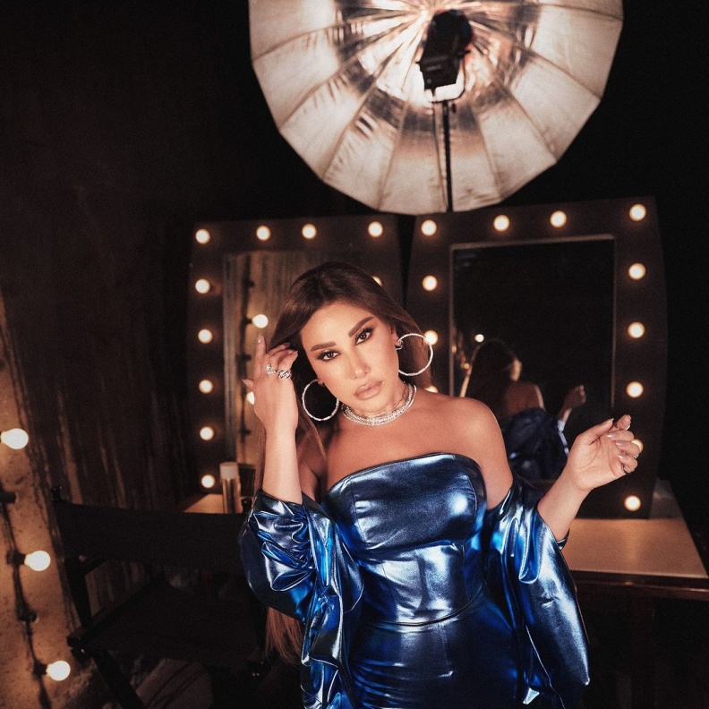 10 أفكار لتنسيق إطلالة الجمبسوت مع المجوهرات الأخاذة من وحي نجمات العرب 