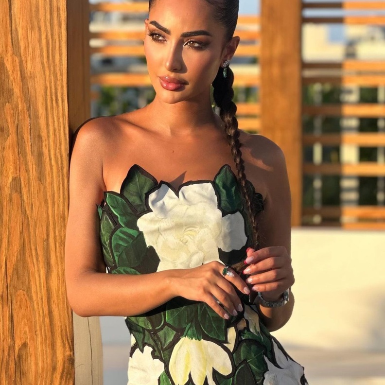 نور الغندور بإطلالة صيفية على الشاطئ- صورة من حسابها على انستغرام