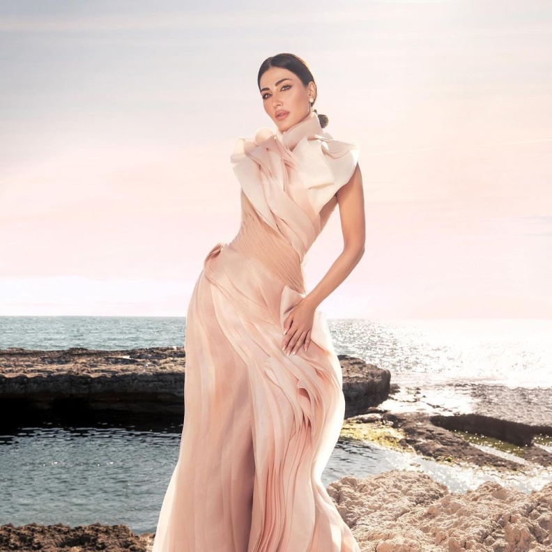 اختاري ما يُناسبك من تنسيقات مجوهرات نجمات العرب لإطلالة أنثوية ناعمة على الشاطئ