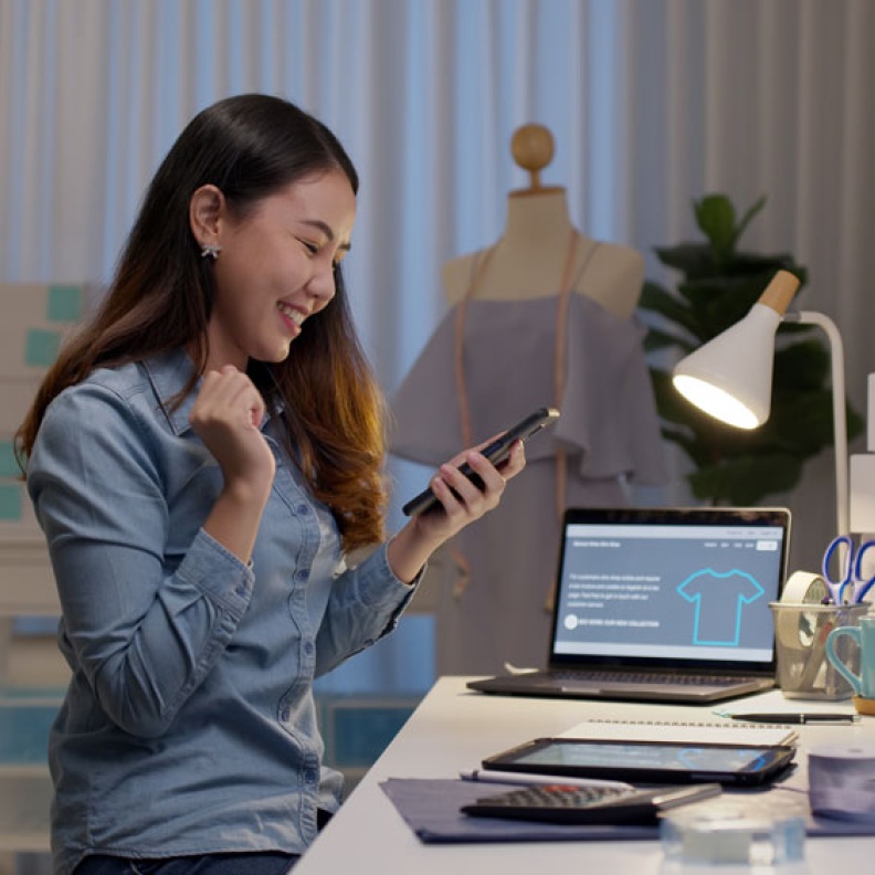 يتعين تحديد الجمهور المستهدف بدقة وفهم احتياجاتهم واهتماماتهم قبل انشاء الإعلان