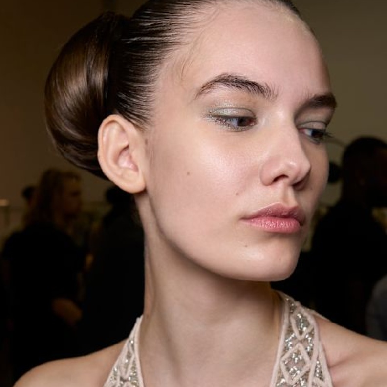 أفضل مستحضرات الكريمات الخاصة للعناية بالرقبة هذا الصيف