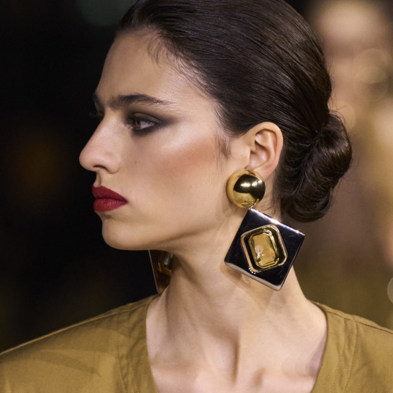 أقلام وتموجات لا غنى عنها في حقيبة مكياجك