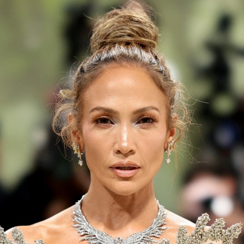 إطلالة Jennifer Lopez بمكياج برونزي براق
