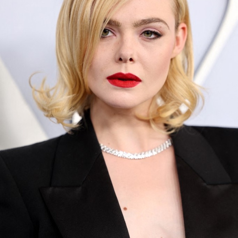 اطلالة Elle Fanning بخطوط الكحل الاسود