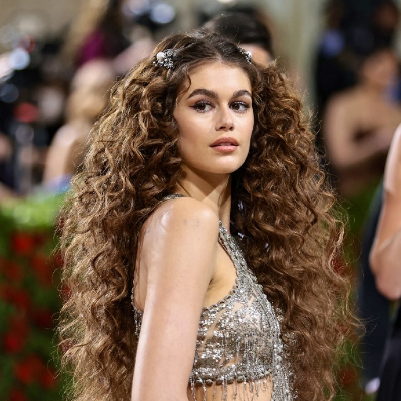 تسريحات الشعر الكيرلي الجريء بأسلوب Kaia Gerber