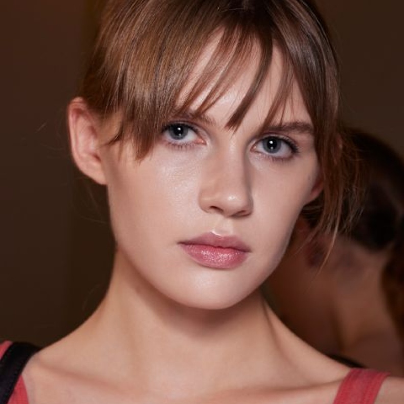 خياراتنا من مرطب الشفاه اثناء السباحة