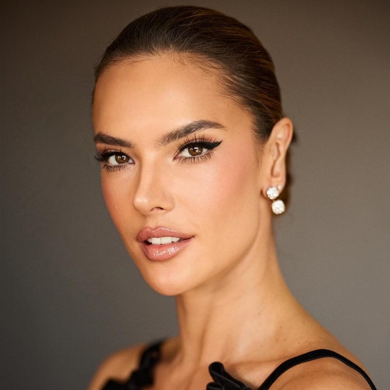 رسمات الآيلاينر المجنحة من الجهة الخارجية بأسلوب النجمة Alessandra Ambrosio-الصورة من حساب خبير المكياج Carolina Gonzalez