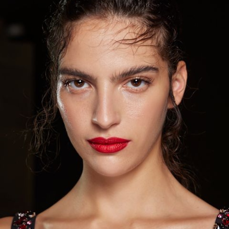 روج باللون الأحمر المفعم بالحياة بأسلوب دار Erdem