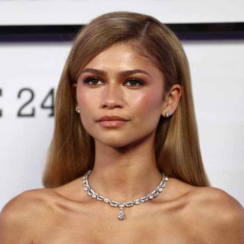 صبغة شعر بني فاتح كراميل مع الذهبي من وحي Zendaya