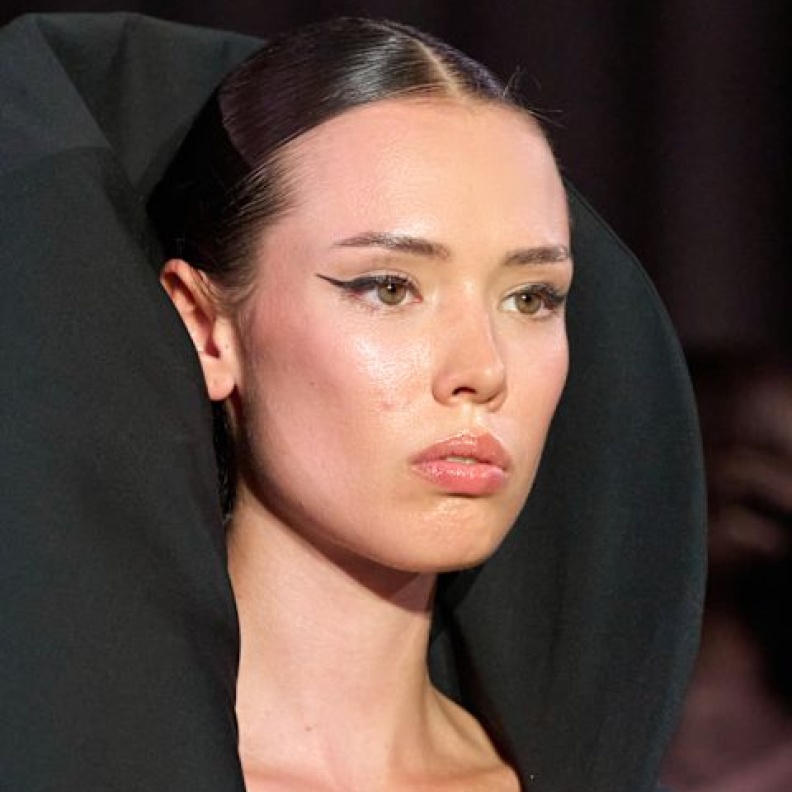 طرق محاربة علامات التقدم بالسن حول العين للمرأة الثلاثينية