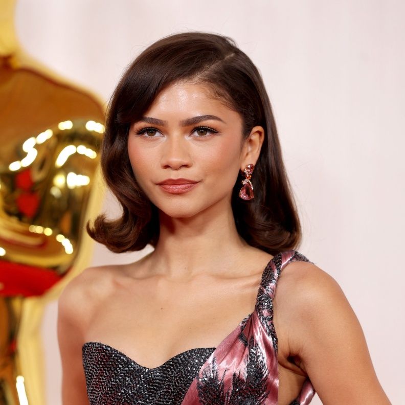 ظلال العيون البرونزية مع اللون الابيض بأسلوب Zendaya
