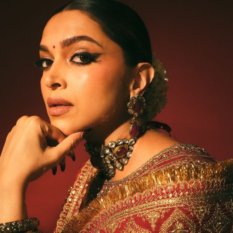 مكياج أسود مات بأسلوب Deepika Padukone