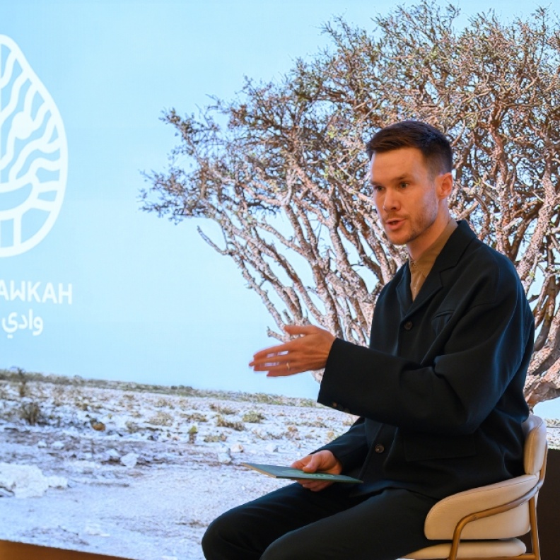 أمواج تُقدم زيت اللبان العُماني من وادي دوكة ضمن أسبوع هارودز للعطور في لندن