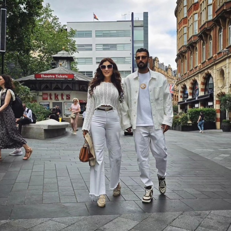 مي عمر تلهمك بإطلالة عصرية شبابية في جولتها السياحية في لندن