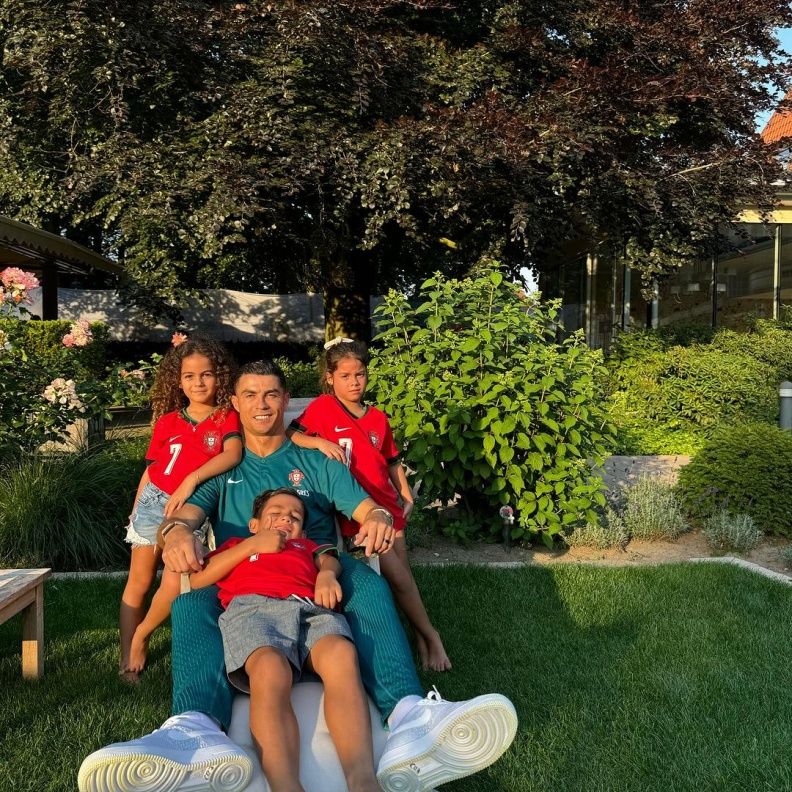 رونالدو وابنائه