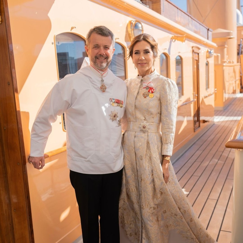 إطلالة ملكية ذهبية مبهرة للملكة ماري