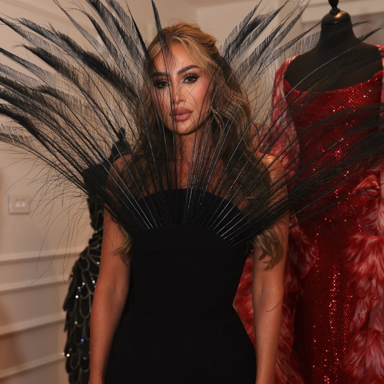 مايا دياب بفستان مغطى بالريش الاسود